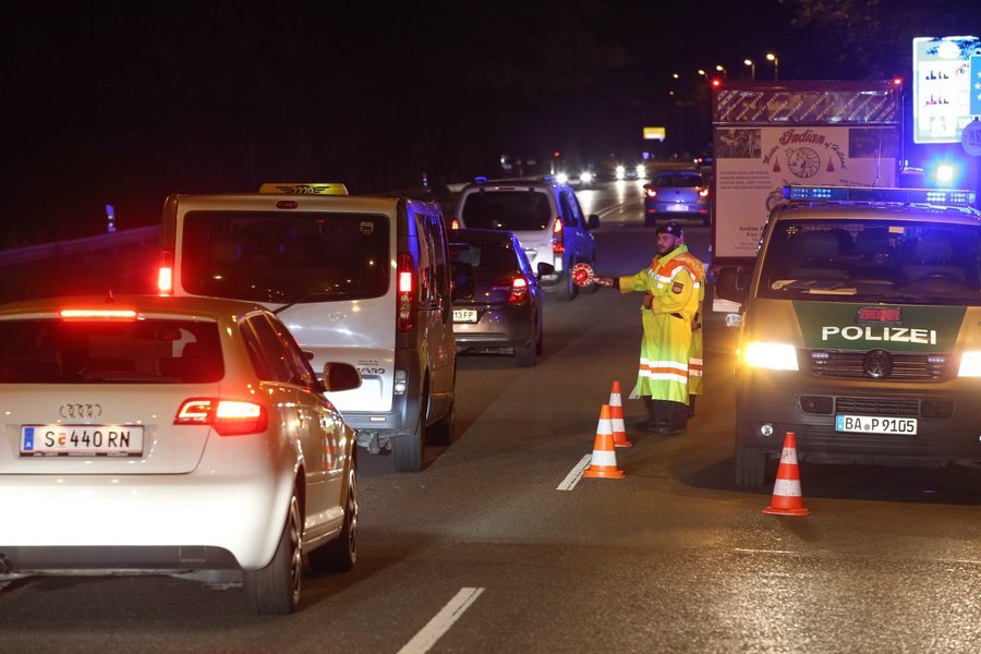 Γερμανία: Αστυνομικοί ελέγχουν πρόσφυγες στα σύνορα με την Αυστρία [εικόνες] | iefimerida.gr 3