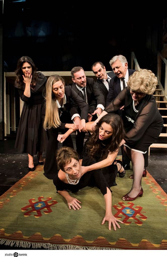 Ο βραβευμένος «Αύγουστος» στο Χορν -Το πιο ρεαλιστικό μαλλιοτράβηγμα επί σκηνής [εικόνες]  | iefimerida.gr 0