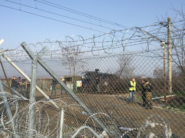 Με νερό θα απωθούν τους πρόσφυγες οι Σκοπιανοί στα σύνορα -Η αστυνομία μετέφερε αύρες στον φράχτη [εικόνα] | iefimerida.gr 0