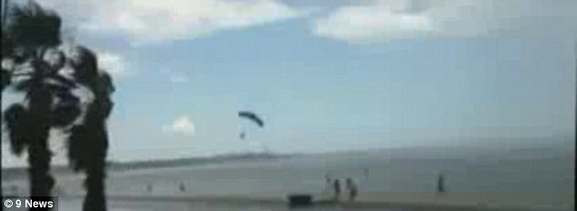 Ανεμοι παρασύρουν ανεμόπτερα -Ανθρωποι πέφτουν βίαια απ' τον ουρανό σαν χάρτινες κούκλες [βίντεο & εικόνες] | iefimerida.gr 0