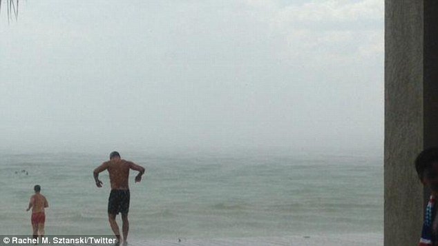 Ανεμοι παρασύρουν ανεμόπτερα -Ανθρωποι πέφτουν βίαια απ' τον ουρανό σαν χάρτινες κούκλες [βίντεο & εικόνες] | iefimerida.gr 1