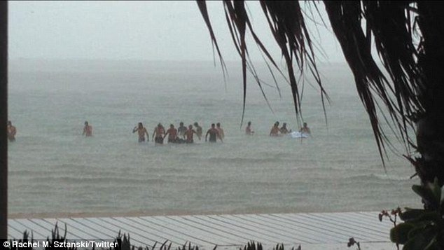 Ανεμοι παρασύρουν ανεμόπτερα -Ανθρωποι πέφτουν βίαια απ' τον ουρανό σαν χάρτινες κούκλες [βίντεο & εικόνες] | iefimerida.gr 3