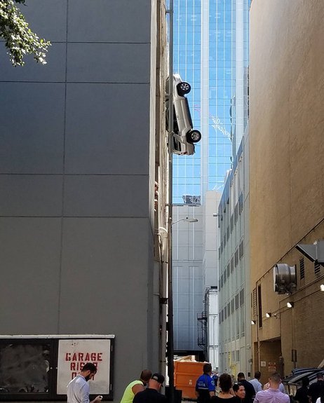 Προσπάθησε να παρκάρει, κατέληξε με το αυτοκίνητο να κρέμεται έξω από πολυόροφο κτίριο [εικόνες & βίντεο] | iefimerida.gr 0