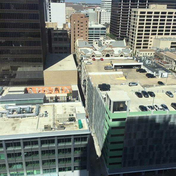 Προσπάθησε να παρκάρει, κατέληξε με το αυτοκίνητο να κρέμεται έξω από πολυόροφο κτίριο [εικόνες & βίντεο] | iefimerida.gr 1