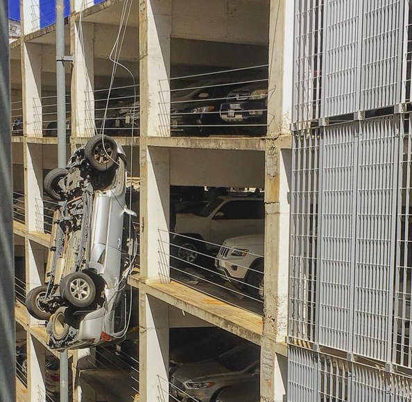 Προσπάθησε να παρκάρει, κατέληξε με το αυτοκίνητο να κρέμεται έξω από πολυόροφο κτίριο [εικόνες & βίντεο] | iefimerida.gr 2