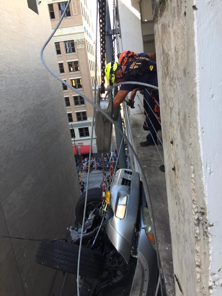 Προσπάθησε να παρκάρει, κατέληξε με το αυτοκίνητο να κρέμεται έξω από πολυόροφο κτίριο [εικόνες & βίντεο] | iefimerida.gr 3