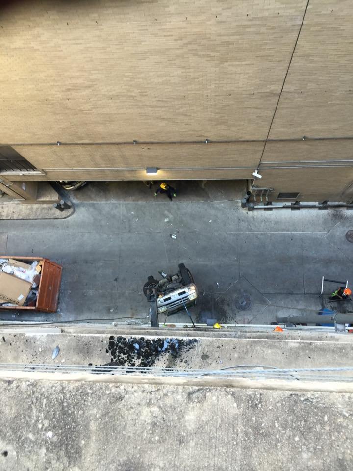 Προσπάθησε να παρκάρει, κατέληξε με το αυτοκίνητο να κρέμεται έξω από πολυόροφο κτίριο [εικόνες & βίντεο] | iefimerida.gr 4