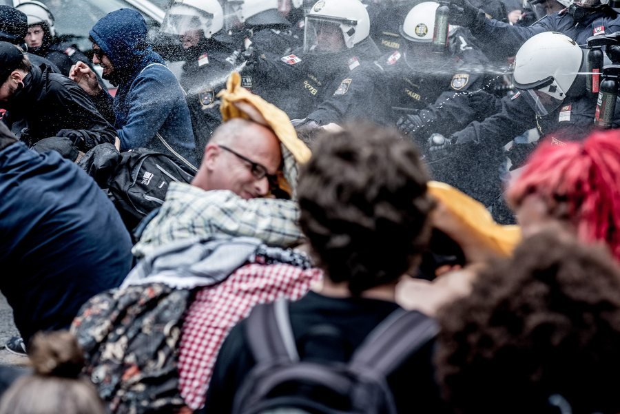 Αγρια επεισόδια εθνικιστών- αντιφασιστών στη Βιέννη -Τραυματίστηκαν 13 άτομα [εικόνες] | iefimerida.gr 1