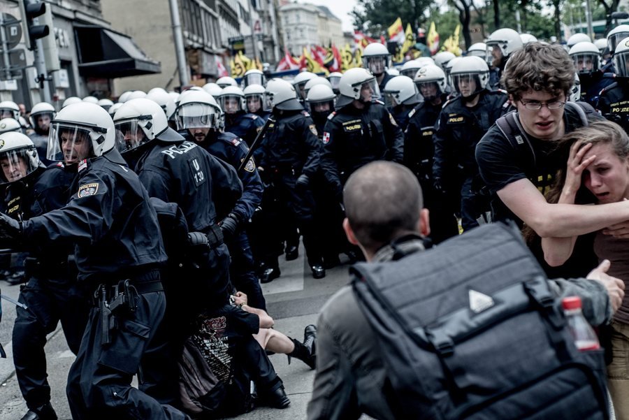 Αγρια επεισόδια εθνικιστών- αντιφασιστών στη Βιέννη -Τραυματίστηκαν 13 άτομα [εικόνες] | iefimerida.gr 2