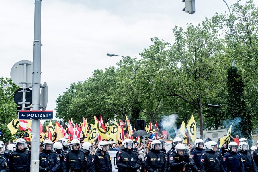 Αγρια επεισόδια εθνικιστών- αντιφασιστών στη Βιέννη -Τραυματίστηκαν 13 άτομα [εικόνες] | iefimerida.gr 3