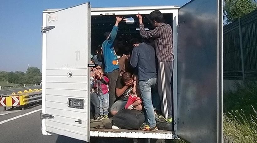 Εικόνα-σοκ στην Αυστρία: 86 μετανάστες ταξίδευαν στοιβαγμένοι σε ένα μικρό φορτηγό | iefimerida.gr 0