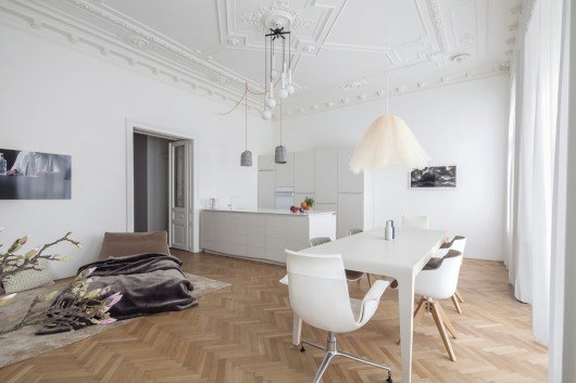 Πώς ένα σπίτι του 19ου αιώνα με δρύινα πατώματα και σκαλιστά ταβάνια μεταμορφώθηκε σε σύγχρονο μίνιμαλ διαμέρισμα [εικόνες] | iefimerida.gr 0