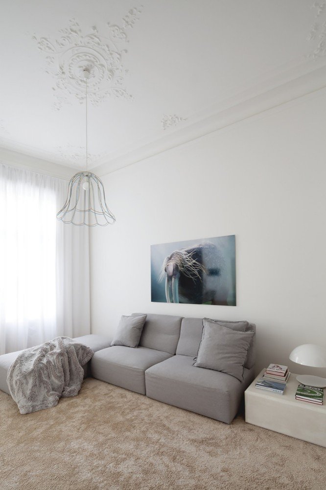 Πώς ένα σπίτι του 19ου αιώνα με δρύινα πατώματα και σκαλιστά ταβάνια μεταμορφώθηκε σε σύγχρονο μίνιμαλ διαμέρισμα [εικόνες] | iefimerida.gr 6