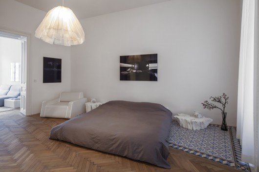 Πώς ένα σπίτι του 19ου αιώνα με δρύινα πατώματα και σκαλιστά ταβάνια μεταμορφώθηκε σε σύγχρονο μίνιμαλ διαμέρισμα [εικόνες] | iefimerida.gr 3