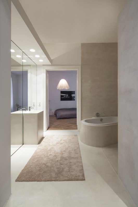 Πώς ένα σπίτι του 19ου αιώνα με δρύινα πατώματα και σκαλιστά ταβάνια μεταμορφώθηκε σε σύγχρονο μίνιμαλ διαμέρισμα [εικόνες] | iefimerida.gr 18