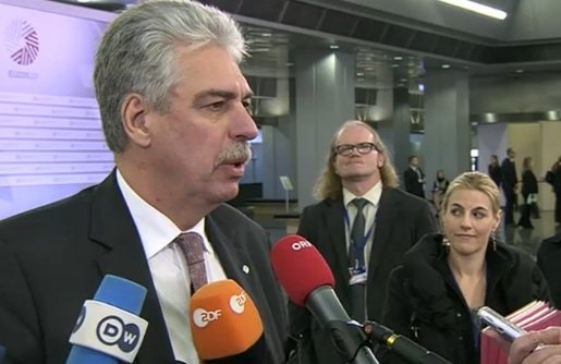 Τρέλα με το μαλλί του συμβούλου του Αυστριακού ΥΠΟΙΚ - Κλέβει την παράσταση από τον Βαρουφάκη [εικόνες] | iefimerida.gr 1