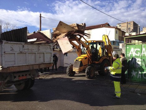 Κατεδαφίζουν από το πρωί αυθαίρετα στο Μενίδι [εικόνες& βίντεο] | iefimerida.gr 0