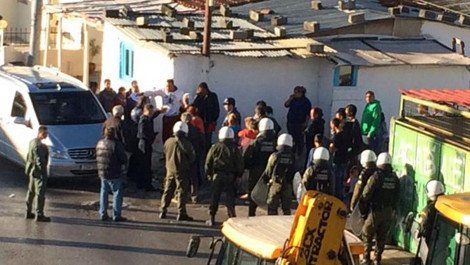 Κατεδαφίζουν από το πρωί αυθαίρετα στο Μενίδι [εικόνες& βίντεο] | iefimerida.gr 1