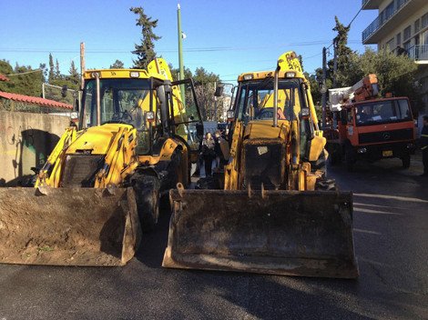 Κατεδαφίζουν από το πρωί αυθαίρετα στο Μενίδι [εικόνες& βίντεο] | iefimerida.gr 2
