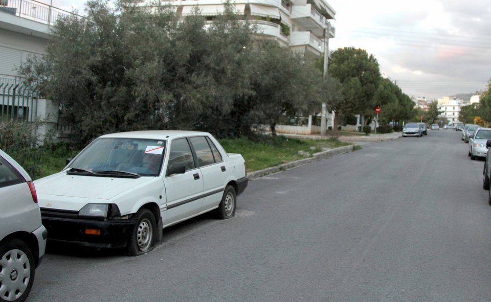 Τέλος τα εγκαταλελειμμένα ΙΧ από τη Γλυφάδα -Σχέδιο απομάκρυνσής τους από τον δήμο | iefimerida.gr 0