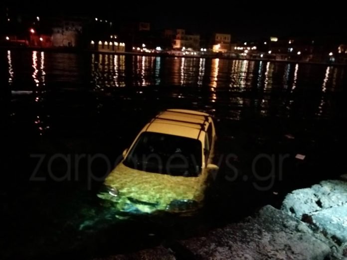 Χανιά: Ηλικιωμένος έβαλε όπισθεν και έπεσε με το αυτοκίνητο στη θάλασσα [εικόνες] | iefimerida.gr 0