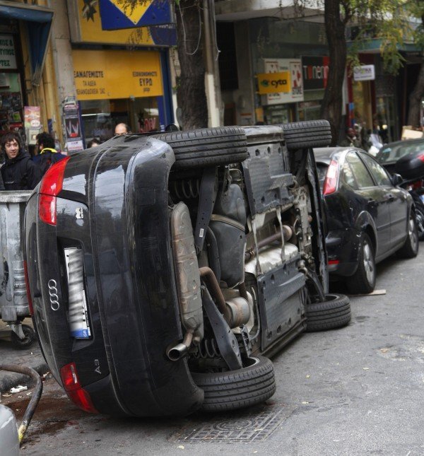 Αναποδογύρισαν αυτοκίνητο στα Εξάρχεια γιατί παρεμπόδιζε την κυκλοφορία | iefimerida.gr 0