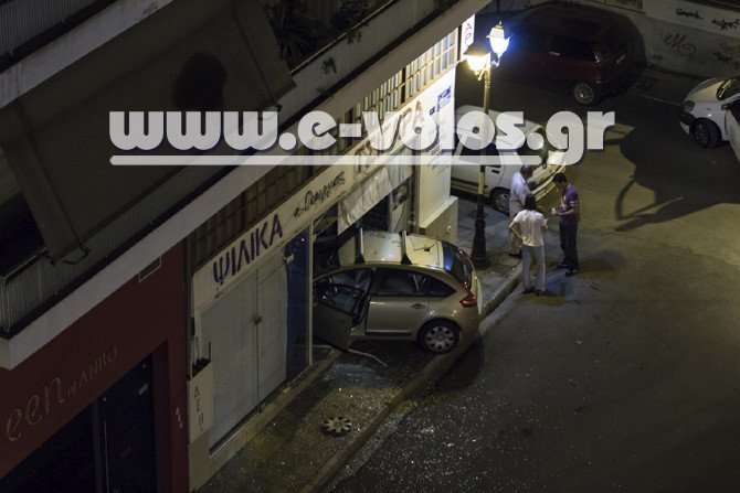 Αυτοκίνητο «μπούκαρε» τα ξημερώματα σε ψιλικατζίδικο του Βόλου | iefimerida.gr 0