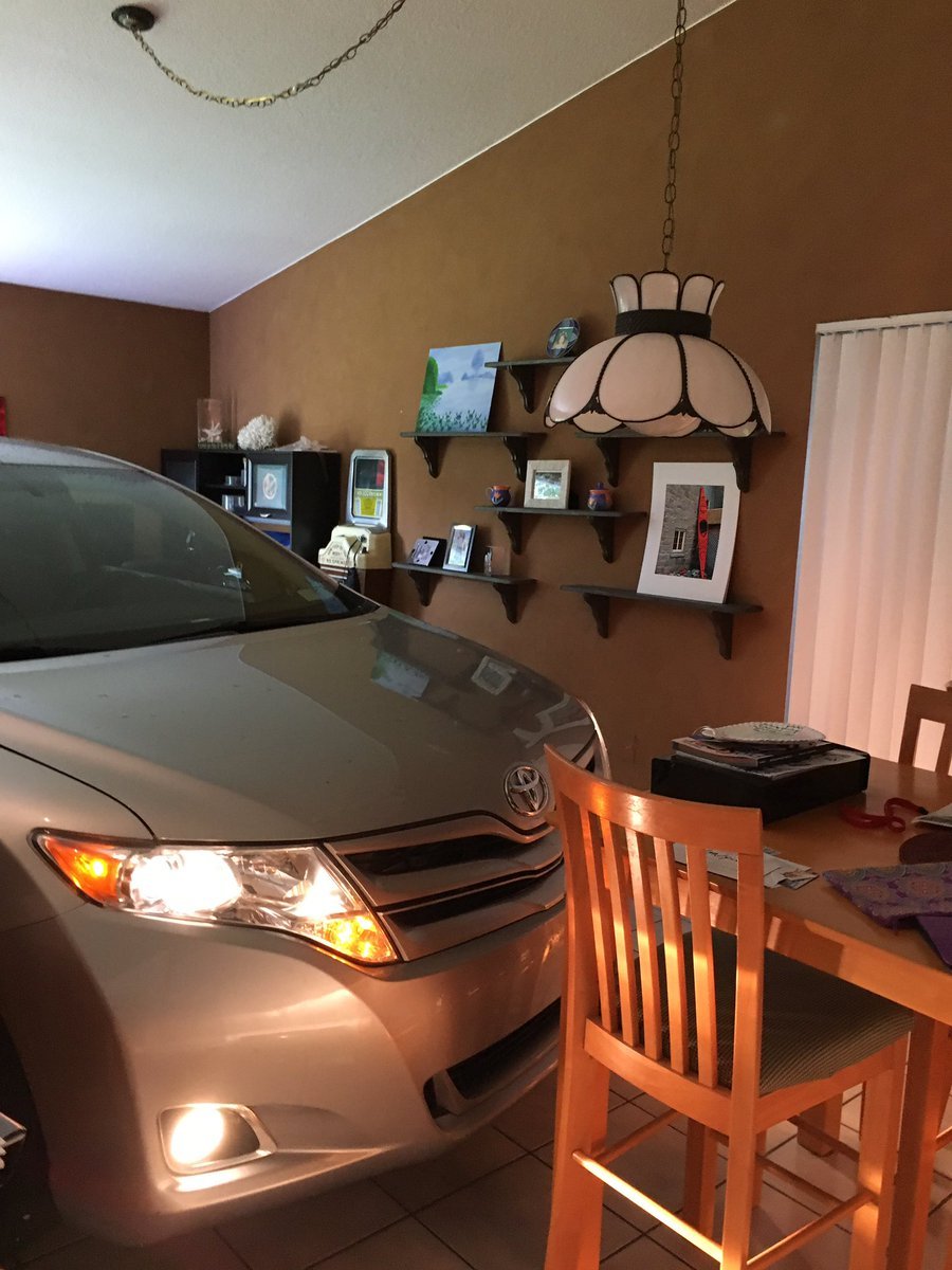 Απίστευτοι Αμερικανοί: Πάρκαραν το αυτοκίνητο στο σαλόνι για να γλιτώσει από τον τυφώνα Μάθιου [εικόνες] | iefimerida.gr 1