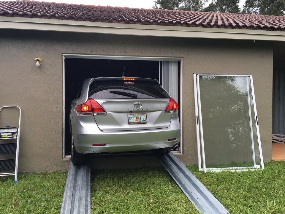 Απίστευτοι Αμερικανοί: Πάρκαραν το αυτοκίνητο στο σαλόνι για να γλιτώσει από τον τυφώνα Μάθιου [εικόνες] | iefimerida.gr 4