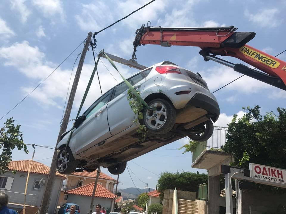 Κεφαλονιά: Αυτοκίνητο προσγειώθηκε σε στέγη γκαράζ [εικόνες] | iefimerida.gr 0