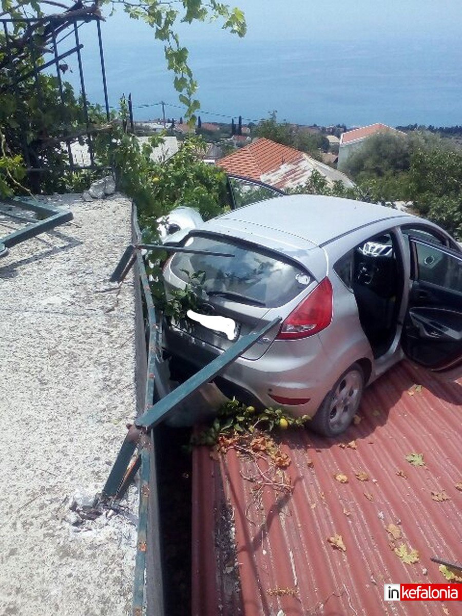 Κεφαλονιά: Αυτοκίνητο προσγειώθηκε σε στέγη γκαράζ [εικόνες] | iefimerida.gr 1