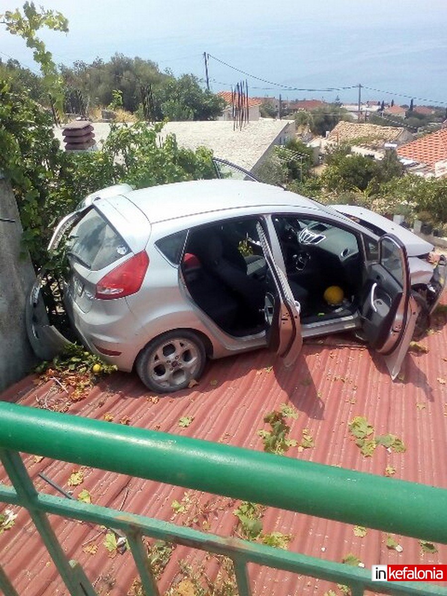 Κεφαλονιά: Αυτοκίνητο προσγειώθηκε σε στέγη γκαράζ [εικόνες] | iefimerida.gr 2