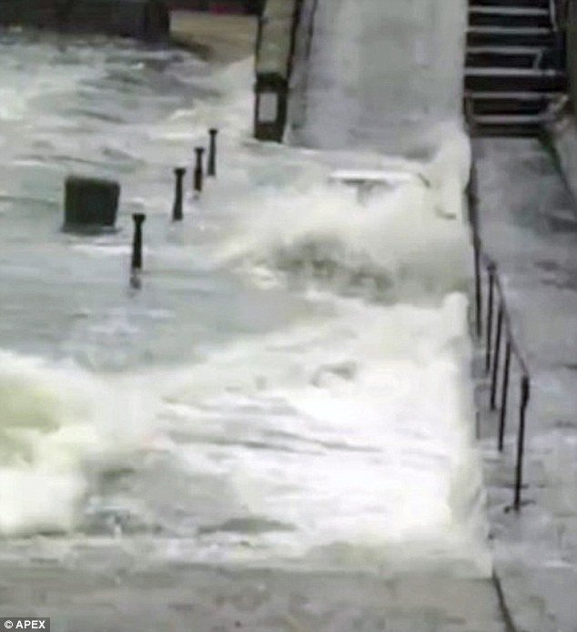 «Τρελός» οδηγός περνάει μέσα από κύματα [βίντεο & εικόνες]  | iefimerida.gr 3