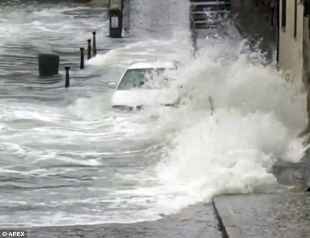 «Τρελός» οδηγός περνάει μέσα από κύματα [βίντεο & εικόνες]  | iefimerida.gr 1