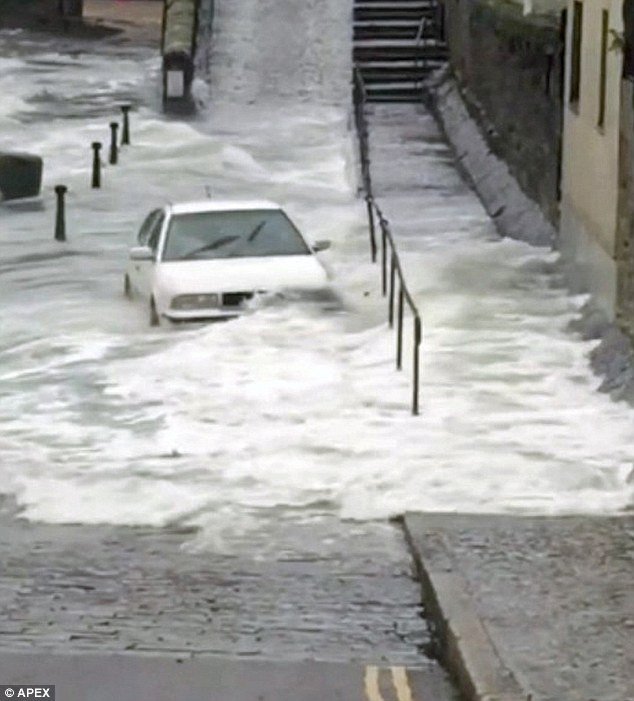 «Τρελός» οδηγός περνάει μέσα από κύματα [βίντεο & εικόνες]  | iefimerida.gr 2