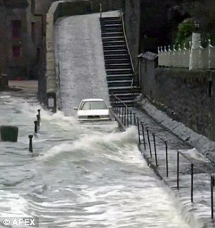 «Τρελός» οδηγός περνάει μέσα από κύματα [βίντεο & εικόνες]  | iefimerida.gr 0