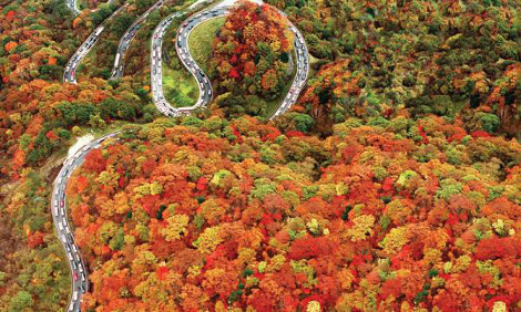 Ενας επιβλητικός δρόμος: Ανεβείτε στην «κατοικία των θεών» ακροβατώντας ανάμεσα σε 48 επικίνδυνες στροφές [εικόνες] | iefimerida.gr 1