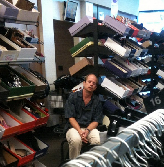 Το ταλαίπωρο ύφος των ανδρών όταν οι γυναίκες τους σέρνουν για ψώνια -Το βασανιστήριό τους στο Instagram [εικόνες] | iefimerida.gr 2