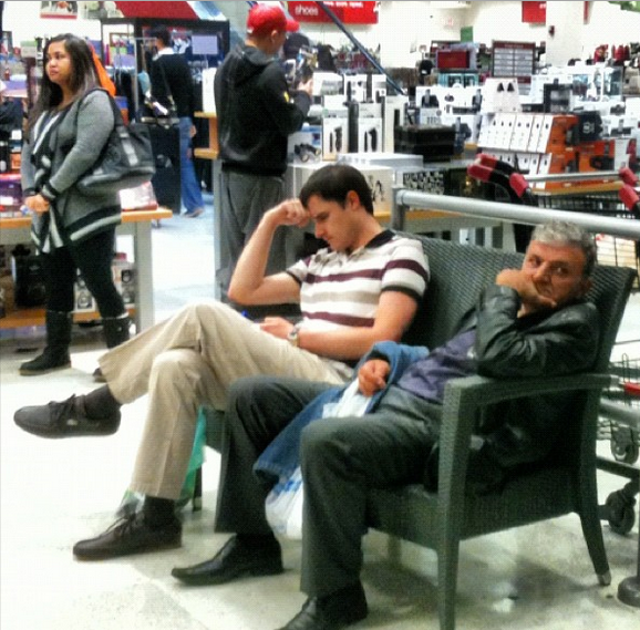 Το ταλαίπωρο ύφος των ανδρών όταν οι γυναίκες τους σέρνουν για ψώνια -Το βασανιστήριό τους στο Instagram [εικόνες] | iefimerida.gr 6