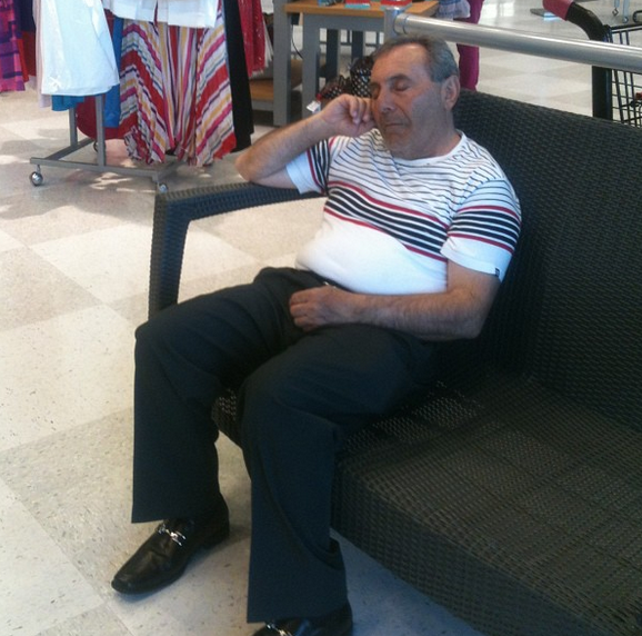 Το ταλαίπωρο ύφος των ανδρών όταν οι γυναίκες τους σέρνουν για ψώνια -Το βασανιστήριό τους στο Instagram [εικόνες] | iefimerida.gr 8