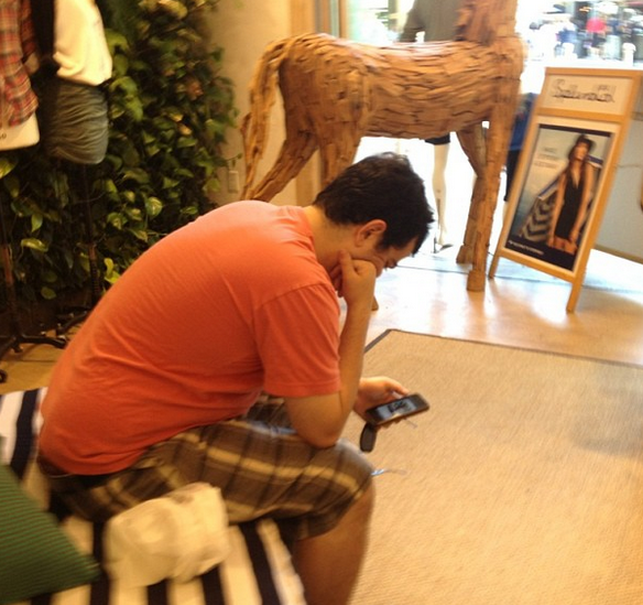 Το ταλαίπωρο ύφος των ανδρών όταν οι γυναίκες τους σέρνουν για ψώνια -Το βασανιστήριό τους στο Instagram [εικόνες] | iefimerida.gr 1