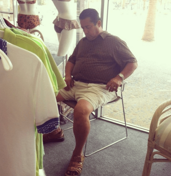 Το ταλαίπωρο ύφος των ανδρών όταν οι γυναίκες τους σέρνουν για ψώνια -Το βασανιστήριό τους στο Instagram [εικόνες] | iefimerida.gr 4