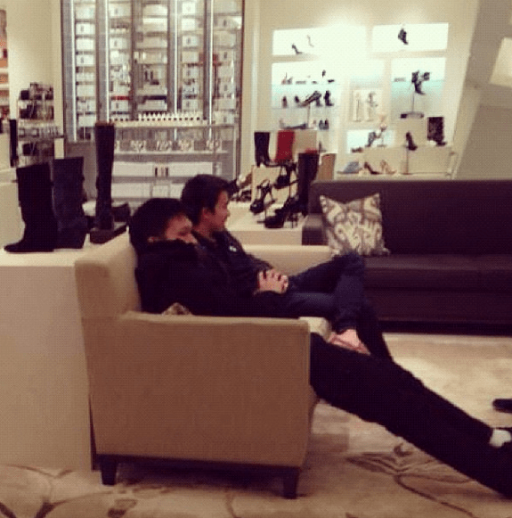 Το ταλαίπωρο ύφος των ανδρών όταν οι γυναίκες τους σέρνουν για ψώνια -Το βασανιστήριό τους στο Instagram [εικόνες] | iefimerida.gr 5