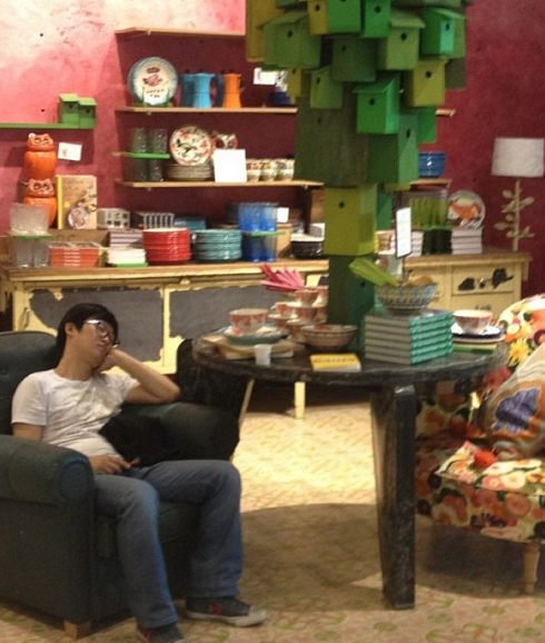 Το ταλαίπωρο ύφος των ανδρών όταν οι γυναίκες τους σέρνουν για ψώνια -Το βασανιστήριό τους στο Instagram [εικόνες] | iefimerida.gr 9