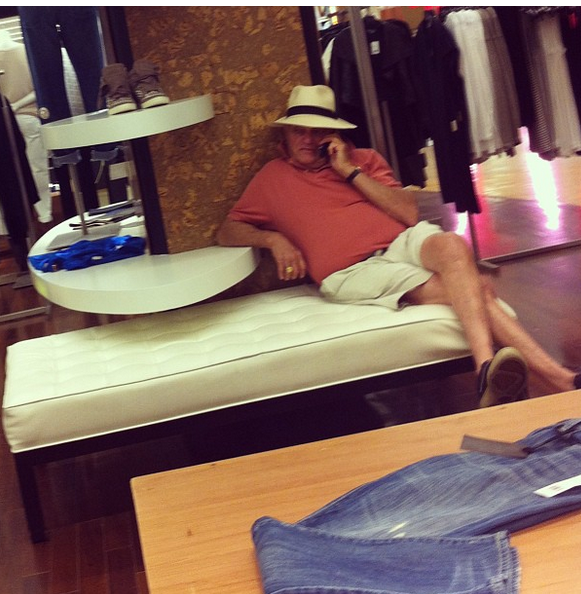 Το ταλαίπωρο ύφος των ανδρών όταν οι γυναίκες τους σέρνουν για ψώνια -Το βασανιστήριό τους στο Instagram [εικόνες] | iefimerida.gr 0