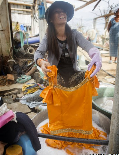 O δικός τους θησαυρός -Αντικείμενα που μαζεύουν οι Φιλιππινέζοι για να ξαναρχίσουν τη ζωή τους μετά τον Χαϊγιάν [εικόνες] | iefimerida.gr 3
