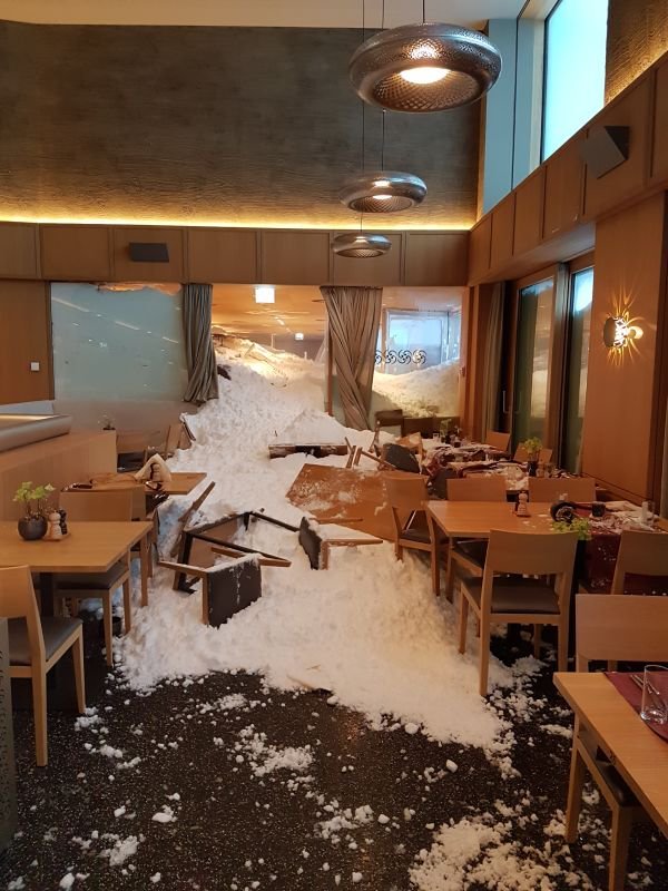 Ευτυχώς, στο εστιατόριο υπήρχαν λίγοι πελάτες