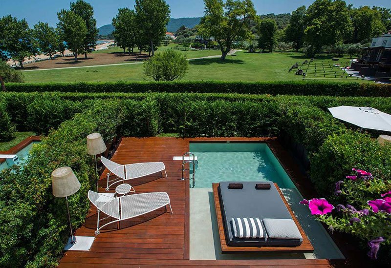 Και οι 16 βίλες του Avaton Luxury Villas Resort διαθέτουν ιδιωτική πισίνα