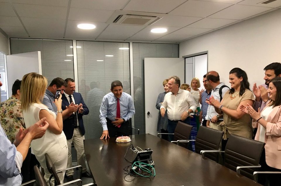 Τα στελέχη της ΝΔ, στην Πειραιώς, σε μια φωτό: Γιορτάζουν γενέθλια [εικόνες] | iefimerida.gr 1