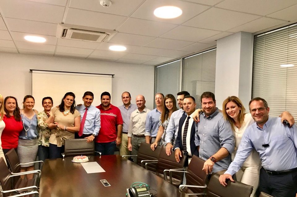 Τα στελέχη της ΝΔ, στην Πειραιώς, σε μια φωτό: Γιορτάζουν γενέθλια [εικόνες] | iefimerida.gr 2